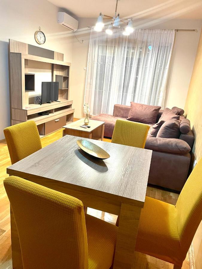 Naki Apartman Apartment พอดโกริกา ภายนอก รูปภาพ