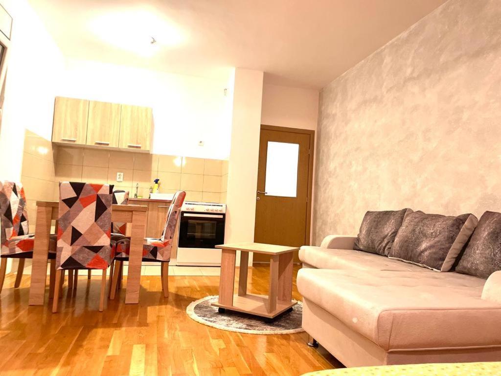 Naki Apartman Apartment พอดโกริกา ห้อง รูปภาพ